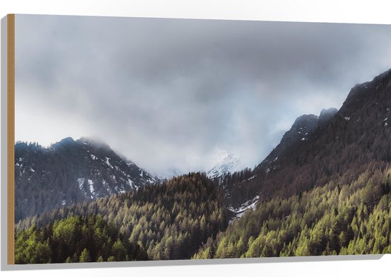 WallClassics - Hout - Wolken bij Bergen en Bos - 105x70 cm - 12 mm dik - Foto op Hout (Met Ophangsysteem)