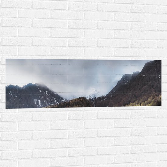 WallClassics - Muursticker - Wolken bij Bergen en Bos - 120x40 cm Foto op Muursticker