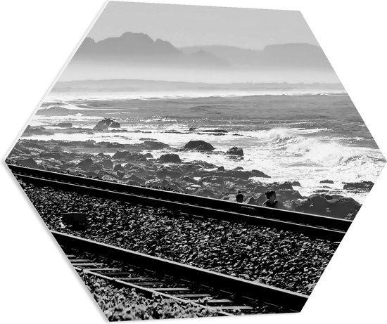 WallClassics - PVC Schuimplaat Hexagon - Treinrails aan het Zeewater (zwart/ wit) - 70x60.9 cm Foto op Hexagon (Met Ophangsysteem)
