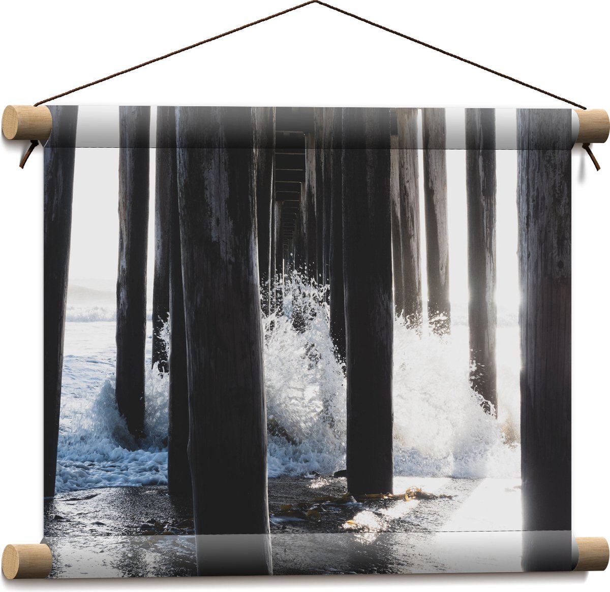 Textielposter - Water klots4end tegen Houten Palen in de Zee - 40x30 cm Foto op Textiel