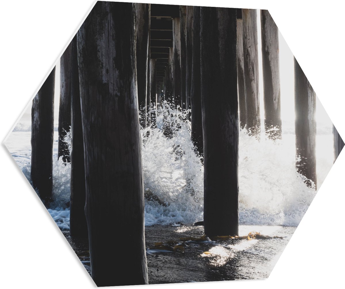 PVC Schuimplaat Hexagon - Water klots4end tegen Houten Palen in de Zee - 80x69.6 cm Foto o