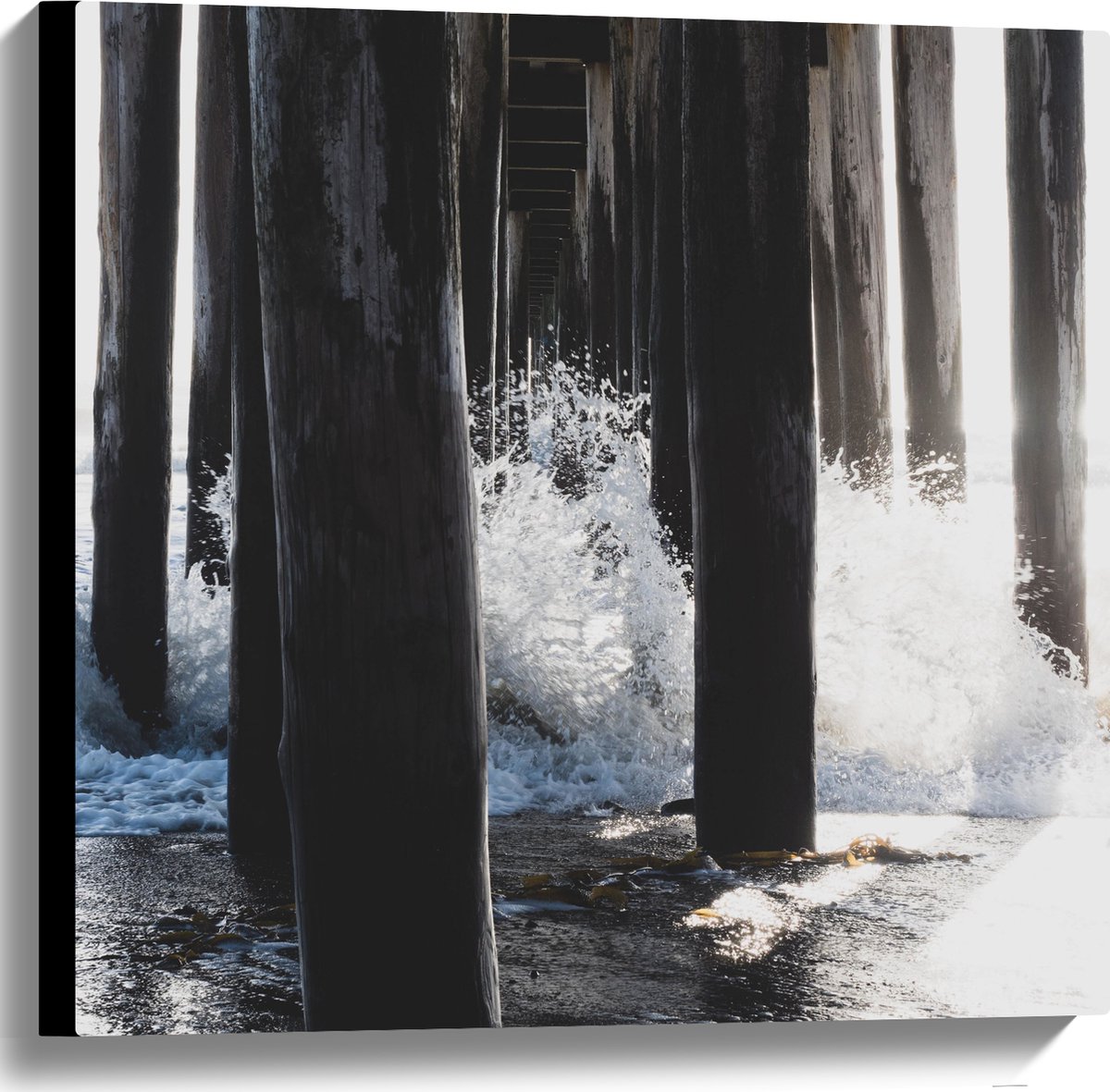Canvas - Water klots4end tegen Houten Palen in de Zee - 60x60 cm Foto op Canvas Schilderij