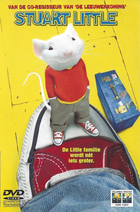 Stuart Little staat op een enorme schoen. Hij draagt een rood vest, grijze broek en sneakers. Een blauwe koffer staat ernaast.