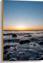 WallClassics - Hout - Zonsondergang bij Zee vol Rotsen - 50x75 cm - 9 mm dik - Foto op Hout (Met Ophangsysteem)