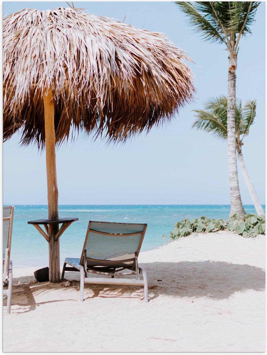 Poster (Mat) - Ligbedden onder Rieten Parasol met Palmboom - 75x100 cm Foto op Posterpapie