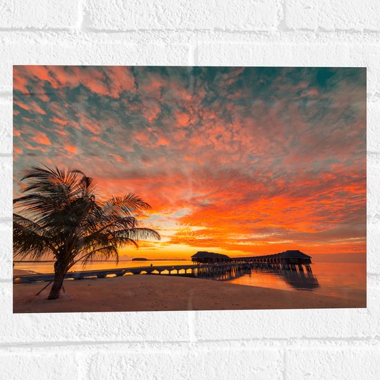 Muursticker - Zonsondergang op het Strand met Palmbomen en Paalwoningen - 40x30 cm Foto op Muursticker