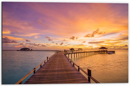 Dibond - Zonsondergang op het Water en Paradijs op de Maldiven - 60x40 cm Foto op Aluminium (Wanddecoratie van metaal)