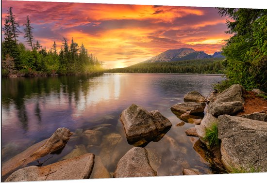 Dibond - Zonsondergang aan een Meer met Prachtige Natuur - 150x100 cm Foto op Aluminium (Wanddecoratie van metaal)