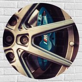 WallClassics - Muursticker Cirkel - Blauwe Remklauwen in Autowiel - 80x80 cm Foto op Muursticker
