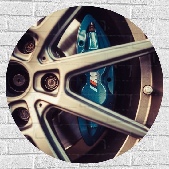 WallClassics - Muursticker Cirkel - Blauwe Remklauwen in Autowiel - 80x80 cm Foto op Muursticker