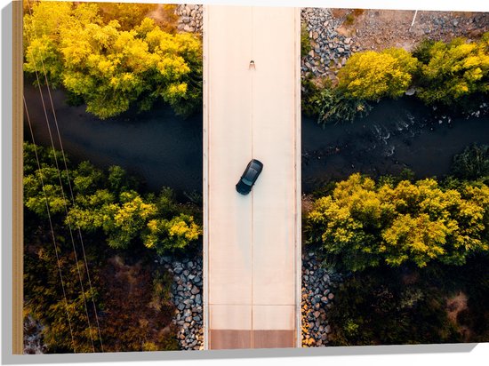 WallClassics - Hout - Bovenaanzicht van Zwarte Auto boven op Brug in Landschap - 80x60 cm - 9 mm dik - Foto op Hout (Met Ophangsysteem)