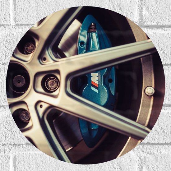 WallClassics - Muursticker Cirkel - Blauwe Remklauwen in Autowiel - 30x30 cm Foto op Muursticker