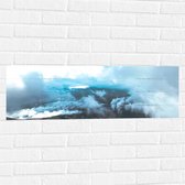 Muursticker - Mist en Wolken op Hoge Bergtop - 90x30 cm Foto op Muursticker