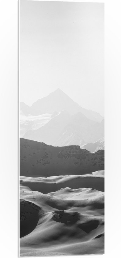 PVC Schuimplaat- Zwart-wit Foto van Bergen in de Sneeuw - 30x90 cm Foto op PVC Schuimplaat