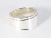 Zware hoogglans zilveren ring met gegraveerde randen - maat 21