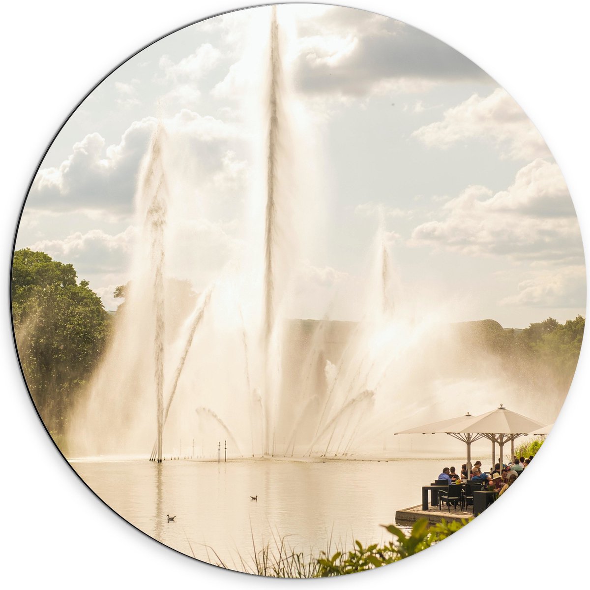 Dibond Muurcirkel - Waterfontein in een Meer - 70x70 cm Foto op Aluminium Muurcirkel (met