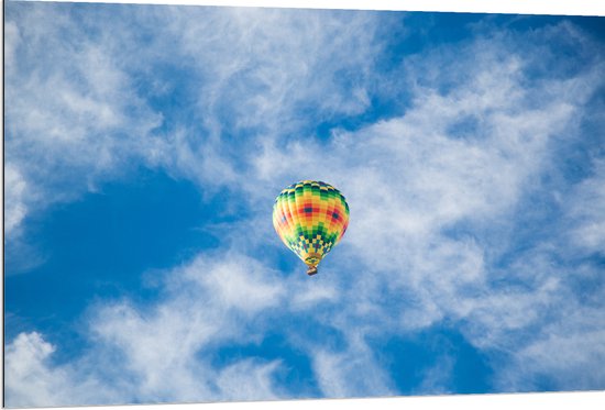 WallClassics - Dibond - Kleurrijke Luchtballon met Blokpatroon - 120x80 cm Foto op Aluminium (Met Ophangsysteem)