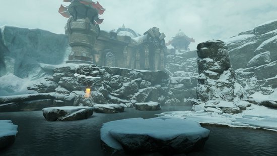Besneeuwde ruïnes met een stenen gebouw en vijver.