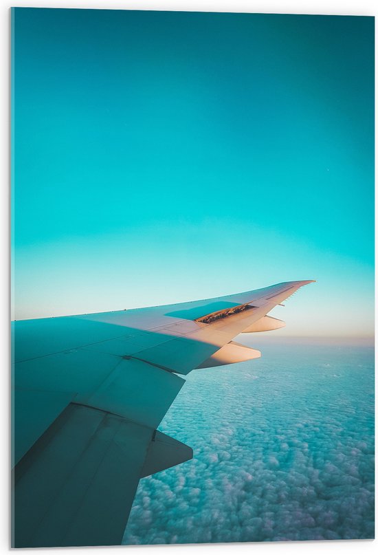 WallClassics - Acrylglas - Vleugel van Vliegtuig boven Schapenwolkes bij Stralend Blauwe Lucht - 50x75 cm Foto op Acrylglas (Wanddecoratie op Acrylaat)