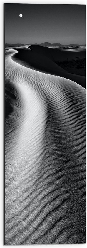 Dibond - Maan boven Zandheuvels (Zwart- wit) - 30x90 cm Foto op Aluminium (Wanddecoratie van metaal)