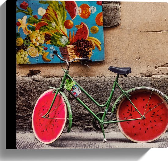 WallClassics - Canvas - Geparkeerde Fiets bij Muur met Watermeloen Wielen - 30x30 cm Foto op Canvas Schilderij (Wanddecoratie op Canvas)