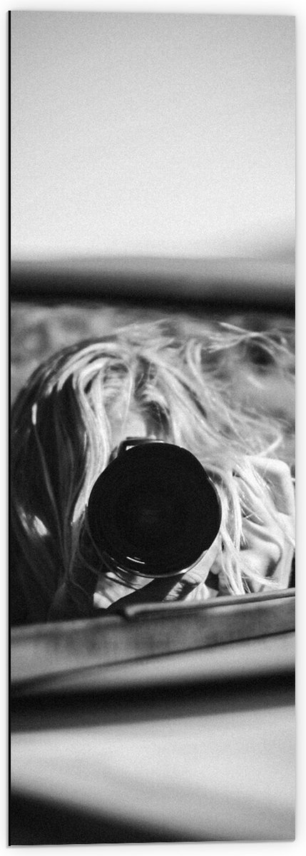 Dibond - Fotograaf in Autospiegel (zwart-wit) - 40x120 cm Foto op Aluminium (Wanddecoratie