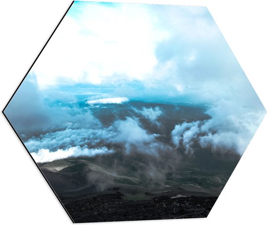 Dibond Hexagon - Mist en Wolken op Hoge Bergtop - 60x52.2 cm Foto op Hexagon (Met Ophangsysteem)