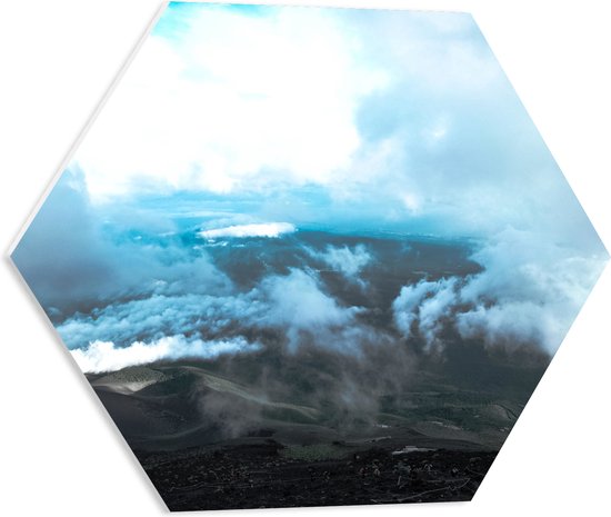 PVC Schuimplaat Hexagon - Mist en Wolken op Hoge Bergtop - 50x43.5 cm Foto op Hexagon (Met Ophangsysteem)