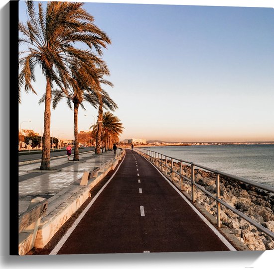 Canvas - Weg langs de Zee met Palmbomen - 60x60 cm Foto op Canvas Schilderij (Wanddecoratie op Canvas)