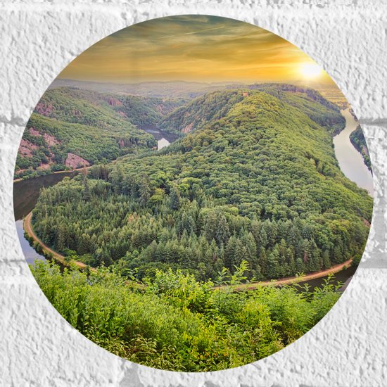 Muursticker Cirkel - Landschap van Heuvels begroeid met Bomen en een Rivier - 20x20 cm Foto op Muursticker