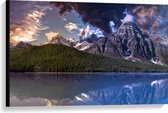 WallClassics - Canvas - Heelal boven Bos op Bergen bij Rotsen aan het Water - 90x60 cm Foto op Canvas Schilderij (Wanddecoratie op Canvas)