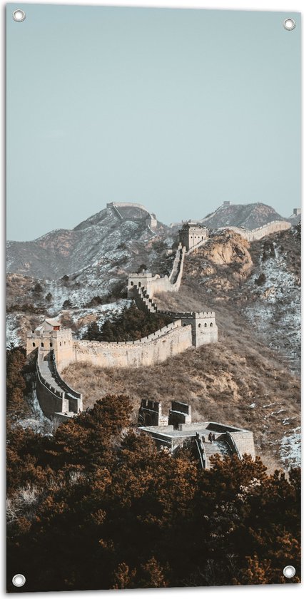 WallClassics - Tuinposter – Uitzicht op Berg met Chinese Muur bij Blauwe Lucht - 50x100 cm Foto op Tuinposter (wanddecoratie voor buiten en binnen)