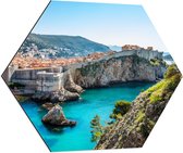 Dibond Hexagon - Baai bij Rotsen op Zomerse Dag in Dubrovnik, Kroatië - 80x69.6 cm Foto op Hexagon (Met Ophangsysteem)