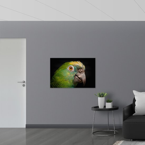 Hout - Groene Parkiet met Gele Parkiet tegen Zwarte Achtergrond - 105x70 cm - 9 mm dik - Foto op Hout (Met Ophangsysteem)