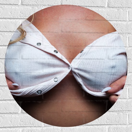 Foto: Muursticker cirkel blonde vrouw in lichtroze topje met open knoopjes 70x70 cm foto op muursticker