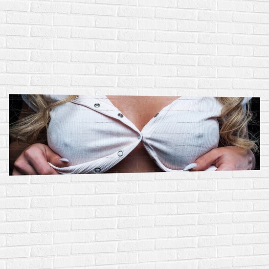 Muursticker - Blonde Vrouw in Lichtroze Topje met Open Knoopjes - 150x50 cm Foto op Muursticker
