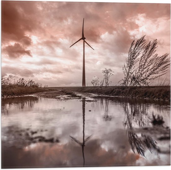 Vlag - Windmolen tussen de Wolken vanaf Kikkerperspectief - 50x50 cm Foto op Polyester Vlag