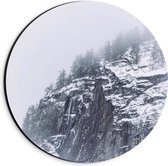 WallClassics - Dibond Muurcirkel - Besneeuwde Bergen in de Mist - 20x20 cm Foto op Aluminium Muurcirkel (met ophangsysteem)