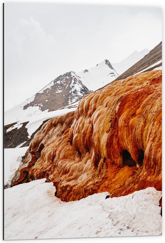 WallClassics - Dibond - Bruin met Oranje Rotsen op een Berg met Sneeuw - 60x90 cm Foto op Aluminium (Met Ophangsysteem)