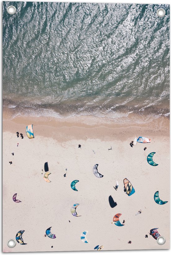 WallClassics - Tuinposter – Windsurfers op het Strand - 40x60 cm Foto op Tuinposter (wanddecoratie voor buiten en binnen)