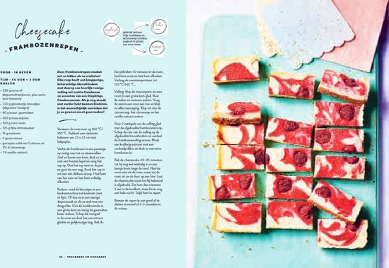 Gekarameliseerde cheesecakes met frambozencoulis op een plank