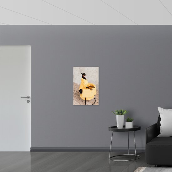Poster (Mat) - Blije Hond met Gele Jas - 50x75 cm Foto op Posterpapier met een Matte look