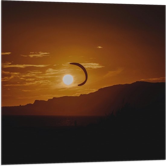 WallClassics - Vlag - Parachute bij zonsondergang - 80x80 cm Foto op Polyester Vlag
