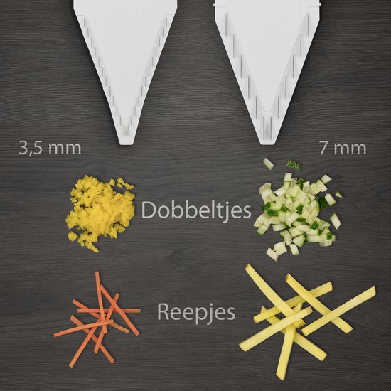 Witte Börner mandoline met twee messijven die dobbelsteentjes van komkommer (7 mm) en reepjes van aardappel en wortel (3,5 mm) laten zien.
