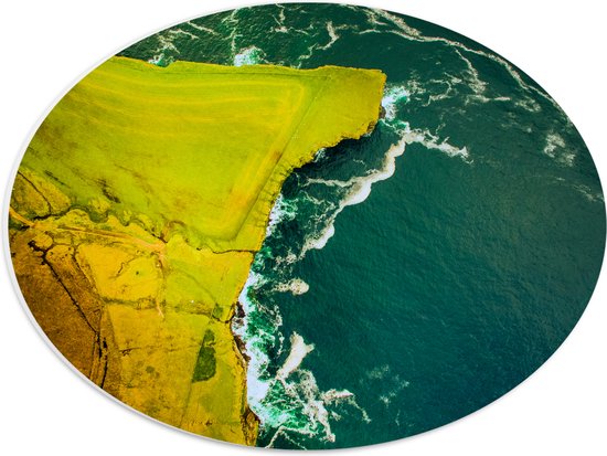 PVC Schuimplaat Ovaal - Bovenaanzicht van de Kust van Ierland - 40x30 cm Foto op Ovaal (Met Ophangsysteem)