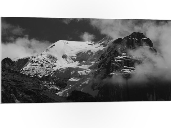 PVC Schuimplaat- Wolken in de Bergen met Sneeuw (Zwart- wit) - 100x50 cm Foto op PVC Schuimplaat