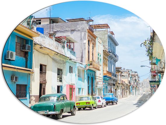 Dibond Ovaal - Gekleurde Geparkeerde Auto's in Kleurrijke Straat - Cuba - 80x60 cm Foto op Ovaal (Met Ophangsysteem)
