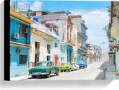 Canvas - Gekleurde Geparkeerde Auto's in Kleurrijke Straat - Cuba - 40x30 cm Foto op Canvas Schilderij (Wanddecoratie op Canvas)