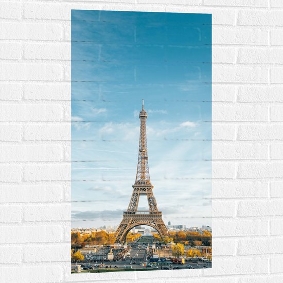 Muursticker - Eiffeltoren in Parijs onder Lichte Bewolking - 50x100 cm Foto op Muursticker