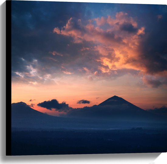 WallClassics - Toile - Montagnes dans le paysage sous un ciel Oranje - 60x60 cm Photo sur toile (Décoration murale sur toile)